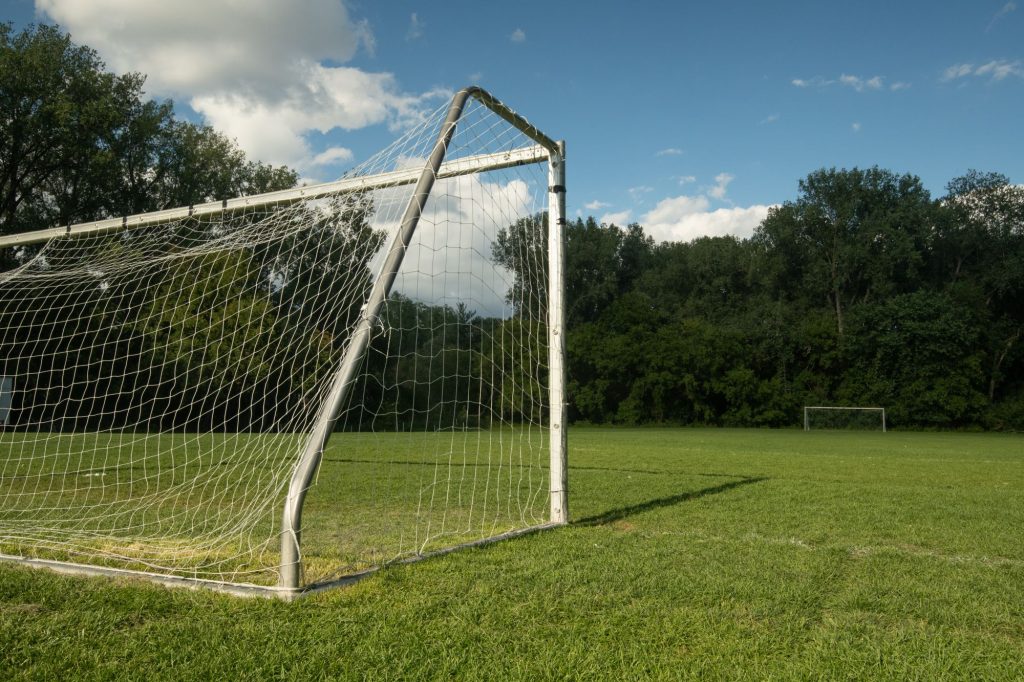 Luftaufnahme eines markierten Fussballplatzes