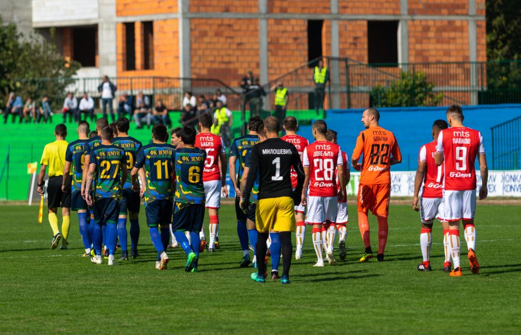 Leeres Fussballtor auf einem Kunstrasenplatz